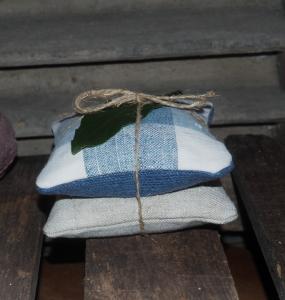 2 petits coussins, tissus anciens , garnis de lavande