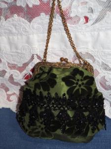 Petit sac , tissu ancien soyeux et velours, perles noires, monture métal doré patiné