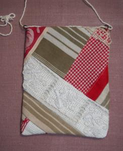 Petite pochette en tissus anciens et superbe broderie, à suspendre ou bandoulière, petit sac