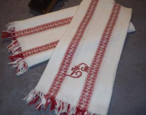 2 BELLES SERVIETTES ANCIENNES NID D ABEILLE RAYEES ROUGE, nid d'abeille