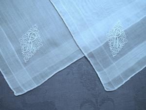 2 jolis mouchoirs anciens , très fin monogramme R