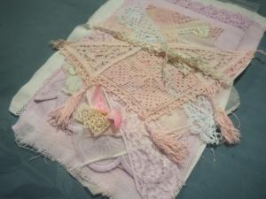 Lot de tissus anciens, dentelles et broderies anciennes pour créations textiles