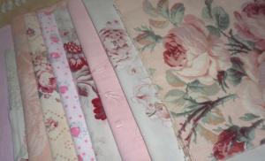 lot de tissus anciens pour créations, coloris roses, doux et fanés ***