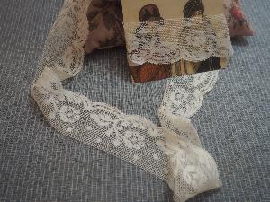 Fine dentelle ancienne , motifs de fleurs