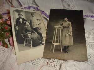 2 photos anciennes , famille et jeune femme