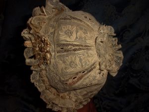  MAGNIFIQUE BONNET ANCIEN BEBE BRODERIE ET RUBANS/ POUPEE   )))