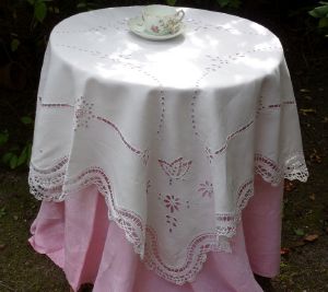 JOLIE NAPPE ANCIENNE BRODERIE ET DENTELLE