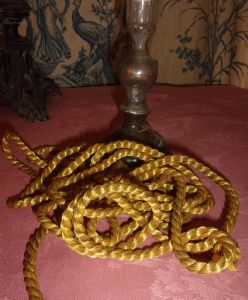  Grosse cordelière ancienne en fil métallisé or