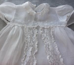  LONGUE FINE ROBE DE BAPTEME ANCIENNE BRODEE. DENTELLE  ***