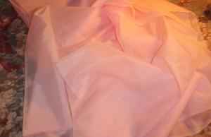très fin tissu de  nylon ancien rose , poupée,