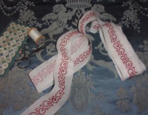 "  Fine broderie ancienne rouge, petit galon.................../E/