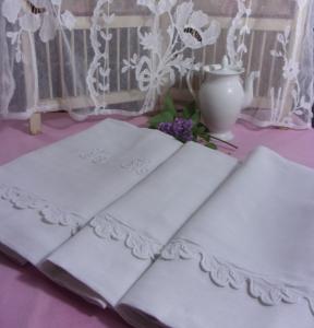 Beau drap ancien en lin, brodé et festonné main