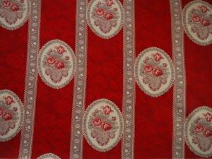Fin tissu ancien , médaillons de fleurs sur fond rouge foncé