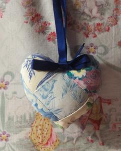 Petit coussin de porte ou pique-épingle en tissus anciens, coloris à dominance bleue, oiseau