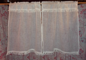2 petits rideaux , tissu ancien, brise-bise