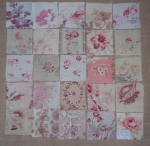   25 petits coupons de tissus anciens pour patchwork , coloris à dominance rose pâle