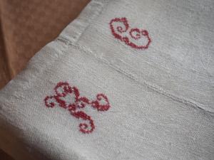 Drap ancien rustique , très gros lin, campagne, monogramme rouge