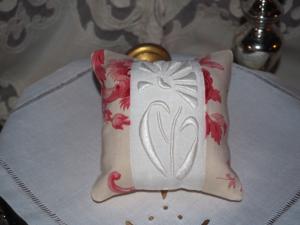 charmant petit coussin porte-épingles, en tissu,  et broderies anciennes  , ou coussin de porte