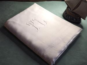 Drap ancien rustique , monogrammé TL