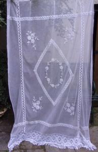  grand rideau , tulle ancien, jolies applications de fleurs , pour créations ou déco shabby