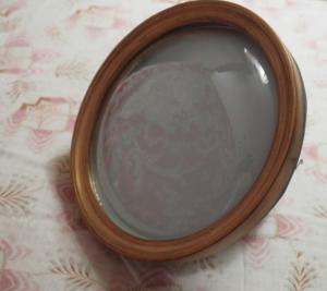 Petit cadre rond ancien ou vintage , avec verre bombé