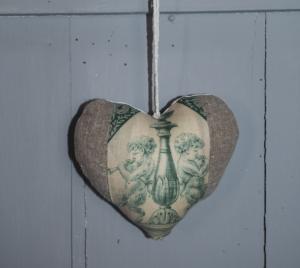Petit coussin de porte ou pour épingles, tissus anciens , faunes ( angelots )