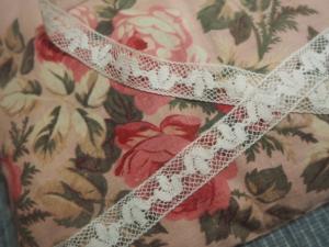 fine dentelle ancienne , fleurs de lys