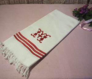 Une serviette ancienne nid d'abeille , grand monogramme M rouge