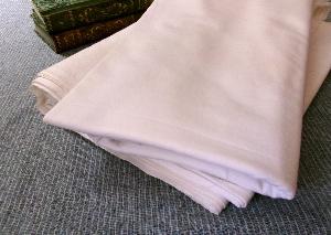 Toile blanche ancienne de bonne tenue pour créations 140 x 180 cm