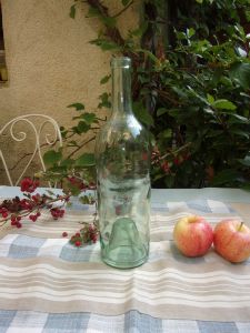  GRANDE ET BELLE BOUTEILLE ANCIENNE. VERRE SOUFFLE
