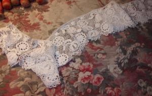  LARGE DENTELLE ANCIENNE IRLANDE POUR RECUPERATION