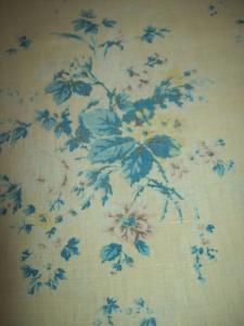 BEAU TISSU ANCIEN.. FLEURS TONS FANES.