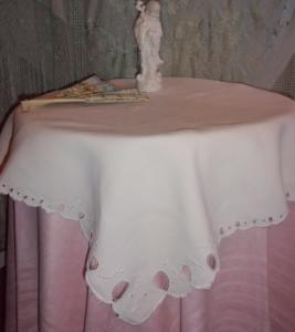 Jolie petite nappe ancienne brodée main de boutons de roses