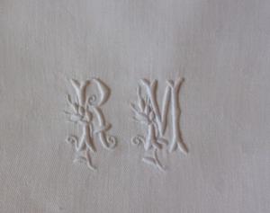  Monogramme ancien RM sur serviette