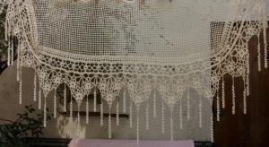 "  Rideau ancien ou cantonnière en crochet d'art et longues pampilles