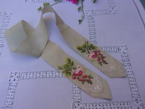   Joli ruban ancien de coiffe ou de coiffure, costume régional