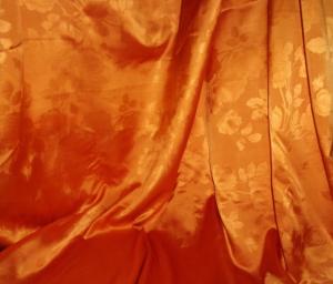  Très beau tissu ancien soyeux ( satiné) à motifs de roses, coloris orange