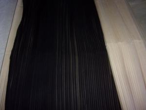 Très fin tissu ancien de nylon noir, plissé permanent