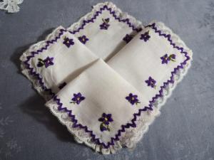 Petit et fin mouchoir ancien brodé main et dentelle, petites fleurs violettes