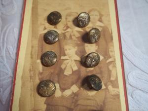10 petits boutons anciens en métal doré