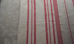  Un bon lot de toiles à matelas anciennes pour patchwork, coloris lin et rouge