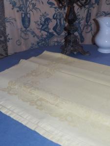 Nappe ancienne en damassé rustique , jaune doux