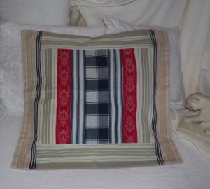 grand coussin en tissus anciens, toiles 19 ème 