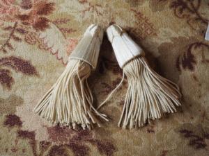 2 grands pompons anciens en passementerie