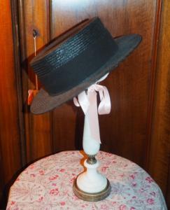 beau canotier ancien noir en paille , chapeau ancien