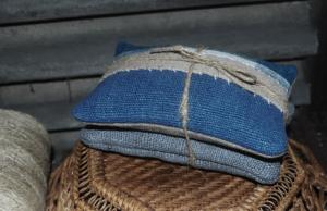 2 petits coussins, tissus anciens , garnis de lavande