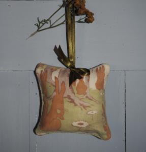 Petit coussin de porte ou pique épingles, tissus anciens , petits lapins