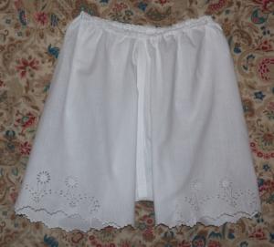 Culotte ancienne , importante broderie réalisée à la main