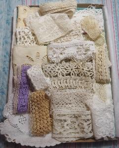 LOt d'éléments anciens pour créations, dentelles, broderies , patchwork, livre textile, scrapbooking, etc ...