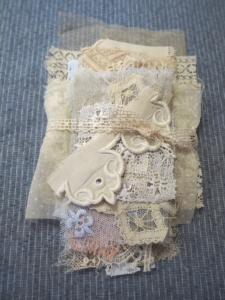 Lot de tissus et dentelles anciennes pour scrapbooking, livres textiles, petites créations textiles